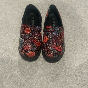 NWOT Medical Clogs Sz10